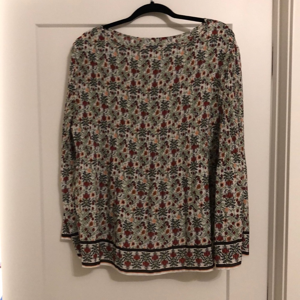 Ladies Max Studio Floral blouse